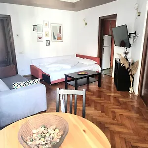 Peaceful Getaway - Generous 3-Bedroom Sanctuary - Close To Historic Old Town Bucarest